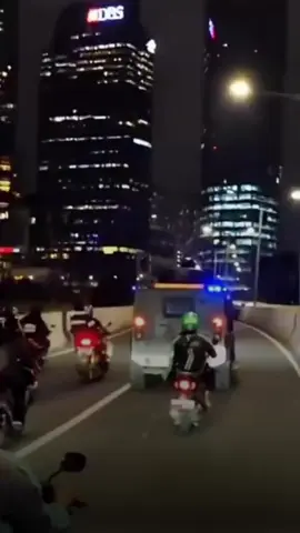 Usai melindas driver ojek online (ojol)  berulangkali di Pejompongan, Mobil Rantis BRIMOB langsung di kejar Masa. Amarah Publik Meledak🔥 . . #driverojol #polisiindonesia #beritaviral #beritainternasional #pejompongan