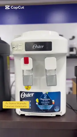 DESCRIPCION DEL PRODUCTO: Diseño compacto: Ideal para colocar sobre mesas o encimeras, ahorrando espacio. Agua fría y caliente: Disfruta de agua fría para refrescarte y agua caliente par preparar bebidas calientes al instante. Fácil de usar: Controles sencillos y grifos de fácil acceso para un uso cómodo Seguro para niños: Cuenta con un seguro en el grifo de agua caliente para ev accidentes. Bandeja de goteo extraíble: Facilita la limpieza y evita derrames. Compatibilidad: Soporta botellones de 3 a 5 galones. Enfriamiento por semiconductor: No requiere gas refrigerante, lo que lo hace ecológico. Tanques de acero inoxidable: Mayor durabilidad y resistencia a la corrosión. Medidas 29x36x51 cm #oster #black #white #water #agua 