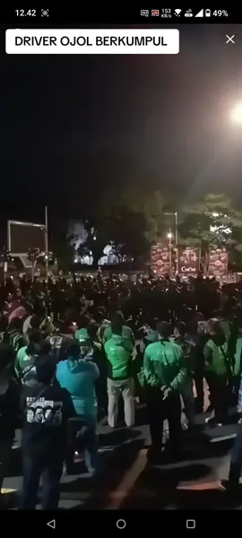 driver ojol berkumpul dan menyalakan lilin sambil mendoakan teman seperjuangan nya yaitu almarhum Affan Kurniawan  follow akun ini supaya kalian tidak ketinggalan live aksi demo di gedung DPR. aksi demo ini di hadiri oleh: Mahasiswa Buruh Ojol Anak anak STM atau pelajar aksi 28 Agustus 2025 bakalan lebih ramai lah di gedung DPR di bandingkan hari sebelum nya yaitu hari Senin 25 Agustus 2025 Ramaikan gedung DPR/MPR hari ini etap jaga keselamatan dalam melakukan aksi semangat harus fyp masuk beranda viral live dpr brimob #demo #gedungdpr #fypviral #fyppage #28agustus2025 