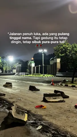 Kami menyempatkan diri untuk melihat situasi gedung DPR ketika perlawanan sedang terjadi di Pejompongan, Palmerah, dan Slipi. Namun, semuanya terasa berbeda ketika di depan gerbang rumah rakyat ini. Terasa sangat amat dingin.  Kami sangat bersedih atas apa yang terjadi hari ini. Sedih sekali.