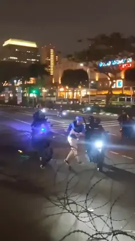 Beruntung seorang Pendemo dilepaskan dari cengkraman Pemotor Brimob pada malam (28/8/2025) di depan Senayan City berkat diteriaki orang disekitarnya yang menyaksikan peristiwa naas tersebut. Peristiwa tersebut membuat netizen geram berseloroh: Gegara 580 orang Anggota Dewan yang kupingnya mereka buat sendiri menjadi tuli !!! Dan Polisi menjadi head to head dgn Rakyat.  Tolong ya, besok (29/8/2025) khususnya kepada aparat kepolisian yang bertugas, sebaiknya kalian berdiri di samping Rakyat,  jangan mau dijadikan tameng. Biarkan para pejabat negeri ini sekalipun presiden dan Mentri Mentrinya juga 580 orang Anggota Dewan itu berhadapan langsung dengan para Pendemo. #novir007 