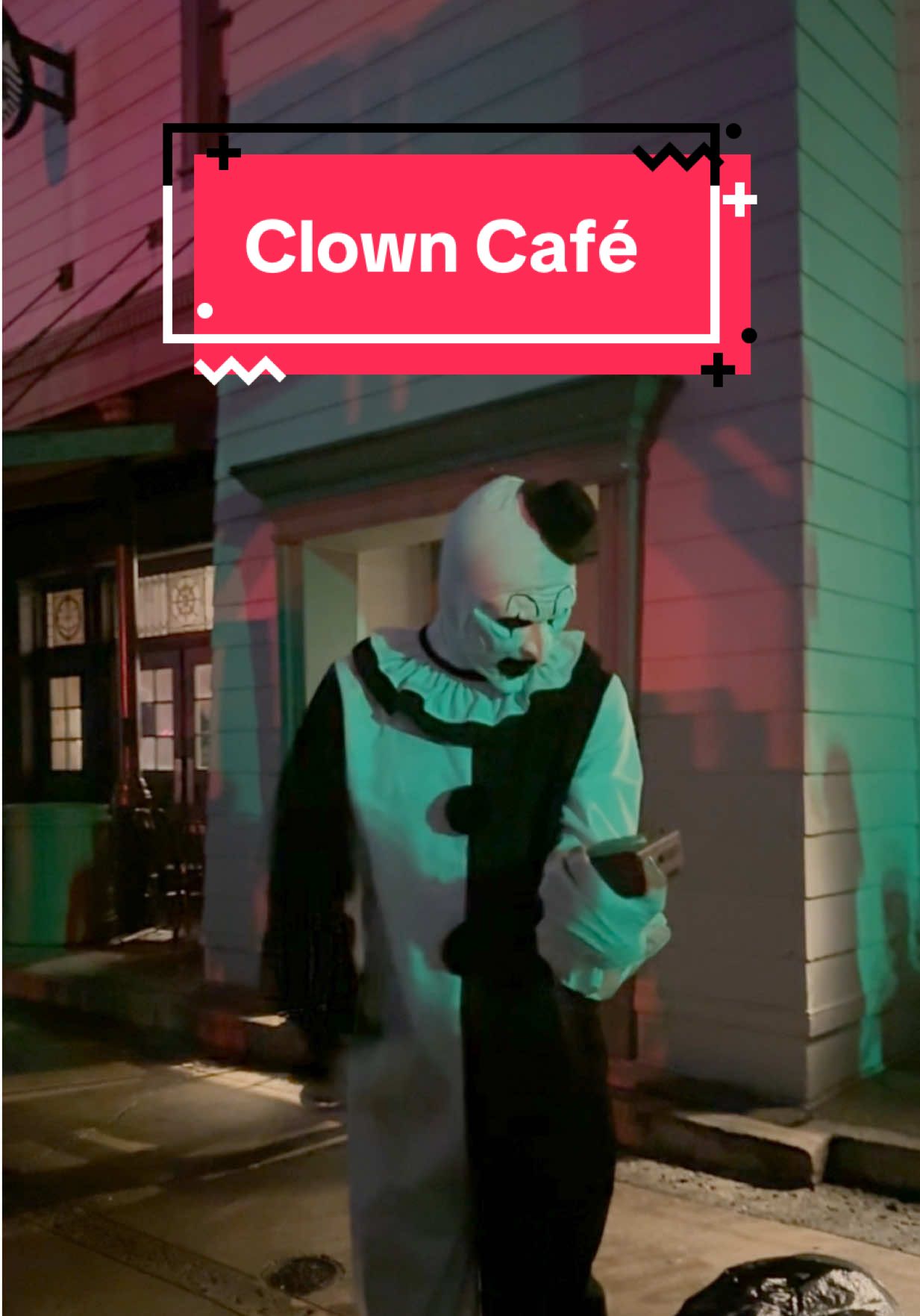 Everyone sing together now ! #clowncafe #arttheclownterrifier #halloweenhorrornightsorlando #hhnorlando #universalstudiosorlando 