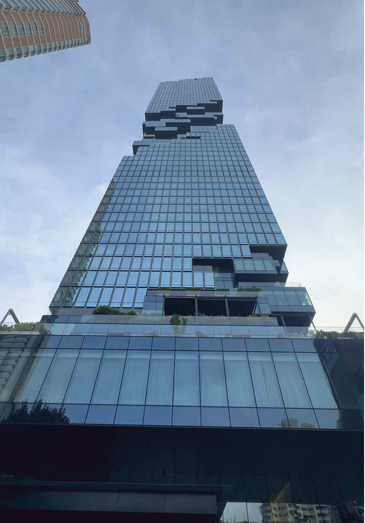 MAHANAKHON building with its height: 314 meters (1,030 ft) 77 stories 🇹🇭 #bangkok #thailand #kingpower #skyscraper #destination