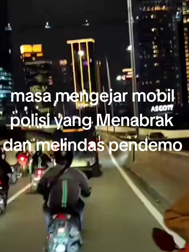 mobil polisi yang menabrak pendemo lari dan di kejar masa 