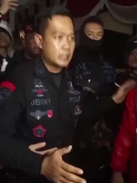 KLARIFIKASI DARI PIHAK BRIMOB KWITANG!!! Markas Brimob Polda Metro Jaya dipadati driver ojek online menyusul kabar rekan meninggal akibat tertabrak mobil rantis saat pengamanan aksi di sekitar Pejompongan, Jakarta Pusat, Kamis (28/5/2025). Driver ojol meminta pihak kepolisian bertanggungjawab atas korban meninggal dunia. Dalam video yang beredar, terlihat seorang anggota menyampaikan pernyataan. la menyampaikan permohonan maaf dan akan bertanggung jawab #foryourpage #masukberanda #tiktokviral #ojol #brimob 