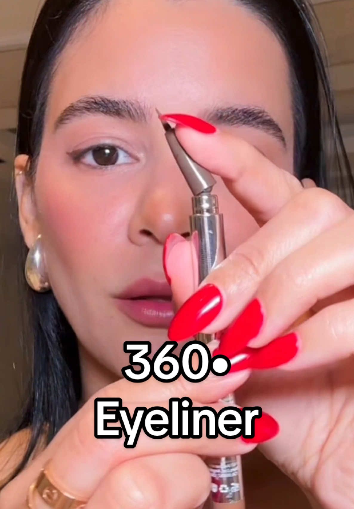Linked en mi storefront  Este eyeliner waterproof con punta flexible 360° cambia el juego: fácil de aplicar, dura TODO el día y es perfecto para cat eye o un look natural.  #eyelinertutorial #eyelinerhack #Eyeliner #stayneyeline  
