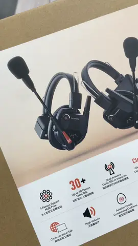 Saramonic WiTalk-WT9S. Système d'interphone sans fil Saramonic WiTalk-WT9S pour 9 personnes, duplex intégral, avec casques mono-auriculaires (1,9 GHz) DESCRIPTION DU PRODUIT : ◉ Nom : Système d’intercom sans fil full-duplex ◉ Marque : Saramonic ◉ Modèle : WiTalk‑WT9S ◉ Type : Kit intercom 9 personnes avec serre-têtes mono (1 maître + 8 esclaves) ◉ Bande de fréquence : Digital 1,9 GHz (DECT), modulation GFSK ◉ Portée : Jusqu’à 400 m en ligne de vue ◉ Duplex : Full-duplex (communication bidirectionnelle simultanée) ◉ Connectique : 1x entrée et 1x sortie audio 3,5 mm sur le hub ◉ Casques : Serre-têtes légers mono, micro perche à condensateur, réduction de bruit, coussinet mousse ou gel ◉ Batterie : Li‑ion 1 200 mAh (USB‑C), autonomie ~18 h pour les casques, 2,5 h pour le hub avec 8 esclaves / 5 h avec 4 esclaves ◉ Temps de charge : Environ 3,5 h via USB‑C ou station de charge 10 emplacements ◉ Réponse en fréquence audio : 300 Hz–5 kHz, THD ≤1 %, SNR ≥65 dB ◉ Conditions d’utilisation : –10 °C à 50 °C, stockage –20 °C à +55 °C ◉ Dimensions / Poids : Hub 127,6×119,4×46,5 mm – 180 g ; casque ~203×175×89 mm – 300 g (avec batterie) ◉ Fonctionnalités : Mute, réglage de volume individuel, LED d’état, application Saramonic Master (groupes, monitoring), réduction de bruit, casque résistant à l’eau IPX5 ◉ Extensions : Système extensible jusqu’à 17 participants (avec hub et câblage additionnel) ◉ Contenu de la boîte : 1 hub WiTalk-HUB, 1 casque maître, 8 casques esclaves, 9 batteries 1 200 mAh, station de charge 10 emplacements, adaptateur secteur, câbles USB‑C, sac de transport rigide, coussinets mousse et gel, étiquettes numérotées, housses de protection