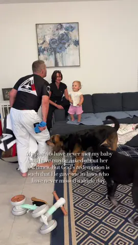 Can we all just pretend the dogs didn’t try to ruin this precious moment? 🤣🥴