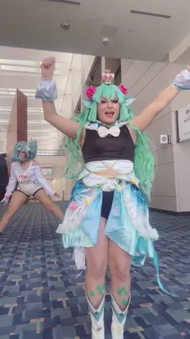 Idk how @Ace times the jump so perfectly but this wasn’t planned LMAO #nijisanji #nijisanjien #otakon2025 #otakon #finanaryugucosplay#finanaryugu#elirapendora#elirapendoracosplay  