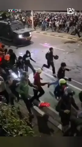 Apakah ini yg disebut MELINDUNGI & MENGAYOMI?? RAKYAT BERSATU !!!! innalilahi wa innailaihi rojjiun🥀 RIP driver ojol ditabrak rantis brimob #ojol  #brimob  #demo 