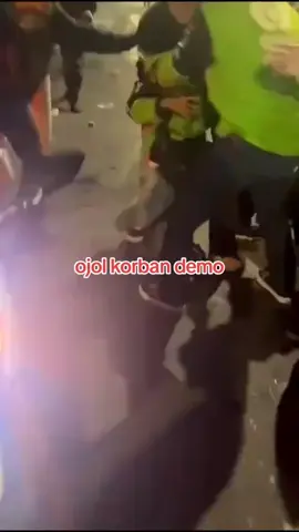 Seorang pengemudi ojol  dilindas kendaraan rantis yang digunakan aparat untuk memecah massa di wilayah Pejompongan, Jakarta Pusat, Kamis (28/8/2025). Dari rekaman video, korban tampak mengenakan jaket Gojek. #justiceforojol  #mfknewszone  #demo28agustusgedungdpr  #fyppppppppppppppppppppppp 