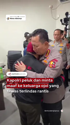 Replying to @Adyyy⚙️ Kapolri Jenderal Listyo Sigit Prabowo mendatangi RSCM Polri, Jumat (29/8) dini hari untuk bertemu keluarga sopir ojek online yang tewas terlindas rantis Brimob di Jakarta.  Dalam momen haru itu, Kapolri tampak memeluk salah satu anggota keluarga korban. Kapolda Metro Jaya Irjen Asep Edi Suheri turut mendampingi. #kapolri #ojol #korbanojol #demoburuh #demo #fyp #tiktokberita #longervideos 