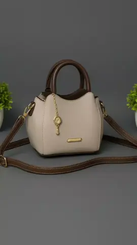 Tas gemes dengan desain minimalis yang elegan! Cocok buat kamu yang suka tampil simple tapi tetap stylish. Bisa dijinjing atau diselempang, pas buat hangout atau acara formal. 😍   #TasImport #TasKekinian #OOTD #FashionTikTok #tasmurahberkualitas 