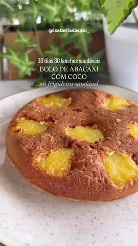 BOLO DE ABACAXI COM COCO - na frigideira saudável  Dia 11 de 30 lanches saudáveis e já que vocês gostam de opções ainda mais práticas, fáceis e rápidas que do que eu já ensino vocês por aqui, fiz essa opção de bolo de abacaxi com coco que ficou tão macio e o cheiro que ficou aqui em casa nem se fala? Esse bolo acompanhando de um cafezinho vai ser seu novo lanche favorito  Ingredientes: • 1 ovo  • 30ml de leite desnatado  • 2 col. sopa de adoçante  • 2 col. sopa de farinha aveia  • 3 col. sopa de coco ralado zero  • 50g de abacaxi em cubinhos  • 1 col. chá de fermento  Modo de preparo: Em um bowl comece misturando o ovo, leite e o adoçante até espumar  Em seguida coloque a farinha de aveia e o coco ralado e misture novamente até ficar homogêneo, acrescente o abacaxi em cubinhos e também o fermento e misture delicadamente  Em um frigideira pequena (tem que ser pequena se não vira uma panqueca) e untada despeje a massa e por cima coloquei mais coco ralado e mais algumas lascas de abacaxi  Deixe assar em fogo bem baixo, grelha sobre grelha do fogão e com tampa e deixe assar bem a base antes de virar com muito cuidado e assar a parte de cima  E já vai está pronto! Se você é como eu, precisa preparar esse lanche da tarde ou até mesmo no café da manhã e ser muito feliz 🥹🤌🏼 #receitasaudavel #receitasfit #docesfit #bolofit #boloabacaxicomcoco 