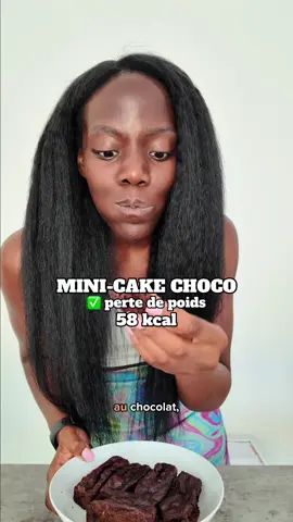 ❌ œufs, beurre, sucre ! (1) = 58kcal | 3,5g de protéines | 6g de glucides | 1,7g de lipides Pour 6 : - 60g de farine d’avoine - 15g de cacao non sucré - 100g de fromage blanc 0% - 50ml de lait végétal - Optionnel : 15–20g de sucrant naturel au choix - 1 cac. de levure chimique   Préchauffer le four à 180. Mélanger farine d’avoine, cacao, levure ajouter fromage blanc et lait. Remplir les moules, cuire 15-18min et laisser refroidir avant de déguster. #pourtoi #recettefacile #pertedepoids #gateauauchocolat #fyp 