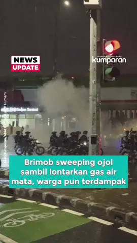 Situasi di kawasan Senen hingga Mako Brimob Kwitang, Jakarta Pusat, memanas hingga jelang dini hari, Jumat (29/8). Ribuan warga dan pengemudi ojol masih bertahan di jalanan meski aparat terus menembakkan gas air mata. Aksi massa ini merupakan buntut dari insiden seorang driver ojol yang meninggal usai kena lindas kendaraan taktis Brimob Polda Metro Jaya pada Kamis (28/8) petang. Emosi massa makin tersulut hingga mereka berusaha merangsek mendekati area Mako Brimob. Tak hanya itu, massa juga membakar pos polisi di simpang Senen. Api kian membesar sementara gas air mata terus menghujani kerumunan. Warga sekitar Mako Brimob pun ikut terdampak gas air mata yang menyebar ke permukiman. 📸: Dok. Istimewa. Follow WhatsApp Channel kumparan untuk dapat Informasi terpercaya dikirim langsung ke WhatsApp kamu. Ketik kum.pr/WAchannel di browser kamu sekarang, agar bisa share informasi tanpa ragu. #newsupdate #update #news #vidol #demo #ojol #unjukrasa #demoDPR #polisi #brimob #info #beritaterkini #berita #infoterkini #bicarafaktalewatberita #kumparan