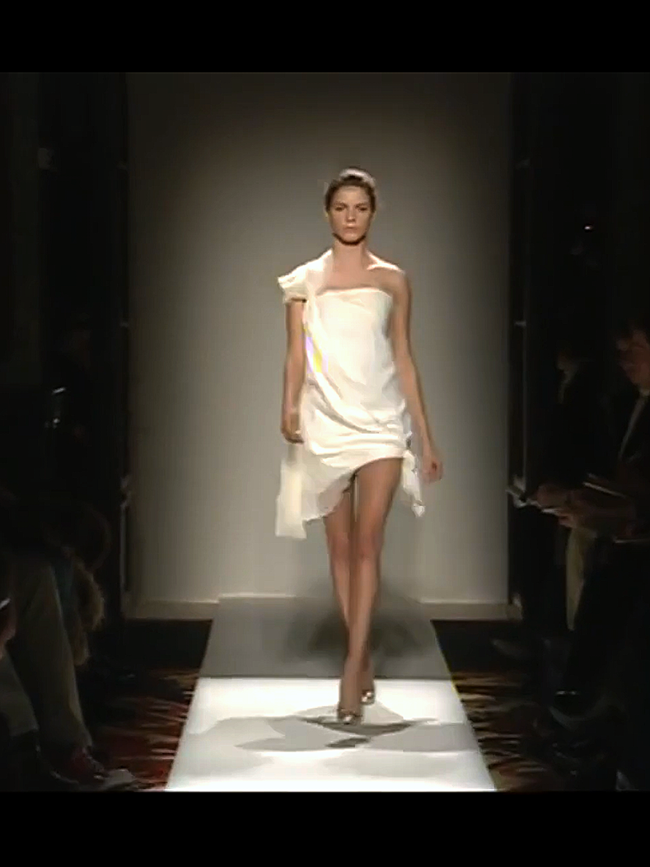 Model for Balmain Fall Winter 2006   #balmain #fashion #model #Runway 