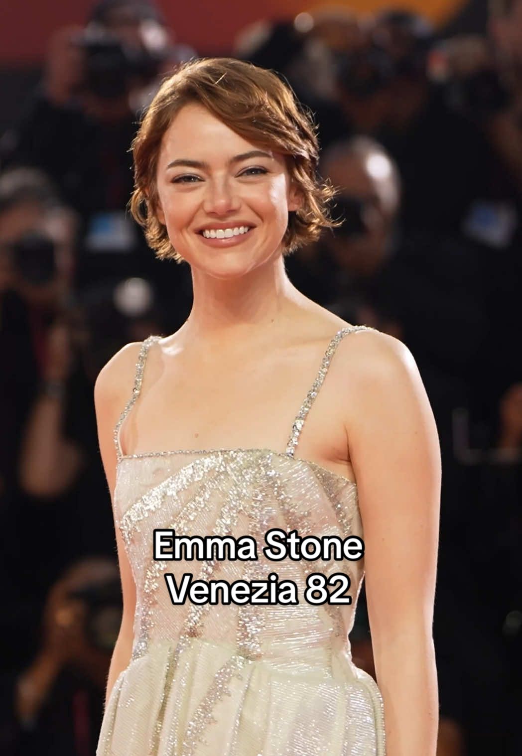 Sul red carpet del #VeniceFilmFestival 2025, #EmmaStone sceglie di brillare di luce propria – letteralmente. L’attrice americana, presenza ormai immancabile alla kermesse, incanta con un look  #LouisVuitton che sembra arrivare da un altro pianeta, in perfetta sintonia con il film che presenta in anteprima: 
