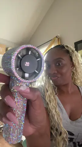 ☺️☺️ how cute is this fan? Omg! No need to be jelly girls.. order yours now! See you on the big screen 💋