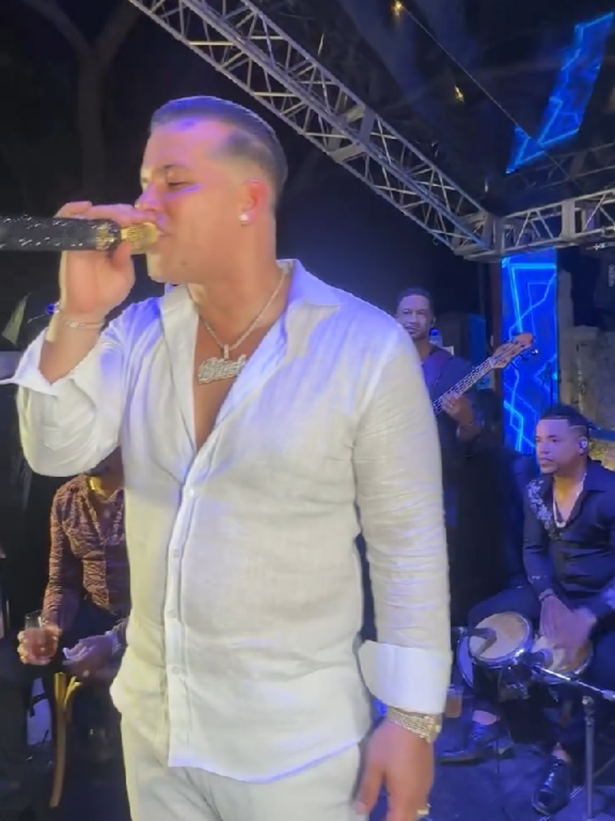 @elblachy , compartiendo tarima con @frankreyes809 en la inauguración de su casa 🏡   #bachata #frankreyes #elblachy 