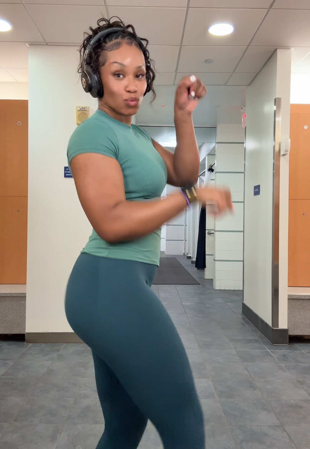 So tempted to learn the whole dance. Here is my leg day pump 🥰🥵 #fitnessmoms #legdaypump #gapdance 