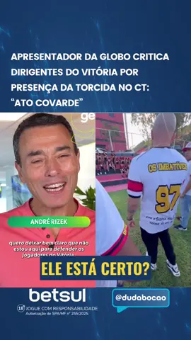 O jornalista André Rizek, do Sportv/TV Globo, criticou a diretoria do Vitória por permitir a entrada da Torcida Imbatíveis no CT Manoel Barradas, onde os jogadores foram cobrados após a goleada sofrida para o Flamengo. “O CT é local de trabalho do jogador, deveria ser protegido. Quando a diretoria permite torcida organizada dentro do campo, está lavando as mãos e expondo os atletas. É um ato covarde”, afirmou. Rizek destacou que protestos nas arquibancadas fazem parte do futebol, mas considerou a atitude da direção como forma de transferir responsabilidade: “É a diretoria que monta elenco e contrata comissão técnica. Colocar organizada para cobrar jogador é se eximir da culpa.” O jornalista também disse que a prática tem se repetido em outros clubes, como o Internacional, e alertou: “Está virando marca do futebol brasileiro. Vamos parar onde assim?”