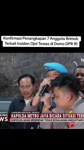Kadiv Propam Polri Konfirmasi Penangkapan 7 Anggota Brimob Terkait Insiden Ojol Tewas di Demo DPR RI Kadiv Propam Polri, Irjen Abdul Karim, mengonfirmasi pihaknya telah mengamankan tujuh anggota Brimob Polda Metro Jaya terkait insiden tewasnya pengemudi ojek online (Ojol), Affan Kurniawan, yang diduga dilindas kendaraan taktis Barracuda saat aksi unjuk rasa di Jakarta, Kamis (28/8/2025). “Pelaku sudah diamankan, tujuh orang. Saat ini masih dalam pemeriksaan untuk mengetahui peran masing-masing,” ujar Abdul Karim, Jumat (29/8/2025). Menurutnya, proses pendalaman tengah dilakukan, termasuk memastikan siapa yang mengemudikan kendaraan saat kejadian. “Yang jelas, ketujuh orang ini berada dalam satu kendaraan. Kita dalami bagaimana perannya satu per satu,” tambahnya. Ketujuh anggota yang diperiksa masing-masing berinisial Kompol C, Aibda M, Bripka R, Briptu D, Bribda M, Baraka Y, dan Baraka D. Sebelumnya, Kapolri Jenderal Listyo Sigit Prabowo telah menyampaikan permohonan maaf secara terbuka atas peristiwa tersebut. Kapolri menegaskan bahwa pihaknya menyesalkan kejadian ini dan telah memerintahkan langkah investigasi cepat, termasuk memastikan perhatian penuh bagi korban dan keluarganya. “Saya menyesali peristiwa ini dan memohon maaf yang sedalam-dalamnya. Kami memastikan penanganan lebih lanjut oleh Propam serta dukungan kepada keluarga korban,” tutur Kapolri