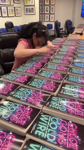 @Chloe Gong 🤝 speed signing ARCs #coldwire #chloegong #simonteen 