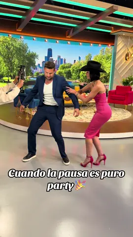 Cuando piensas que en la pausa se descansa… pero en realidad se arma el party backstage 💃🕺✨ Así se goza detrás de cámaras 🎶 #producerlife #tvshow #tiktok #behindthescenes @clovisnienow @Pancho uresti #Dayanaratorres 