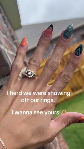 I love seeing the different styles! #taylorswift #taylorswifttraviskelce #engagementring #weddingring 