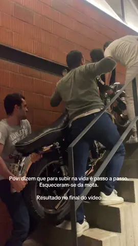 Dizem que subir na vida é passo a passo. Esqueceram-se foi da mota. A verdade é que não foi nada fácil. Pesava como se tivesse engolido todos os almoços de domingo de uma vez. As escadas pareciam menos inclinadas… até começarmos a subir. Um empurrava. Outro puxava. Outro tentava não ser esmagado. E alguém, claro, estava só a rir e a filmar — grande apoio moral. No fim… conseguimos. E a mota ficou cá em cima. Agora não é só uma peça de decoração. É a prova de que esforço, suor e algum desespero acabam por valer a pena. E, já agora, também de que uma boa comunidade faz toda a diferença. Na foto final, cá em cima, estávamos nós. Eu, o Lucas… E o José Fonte 🏍️🏍️🏍️