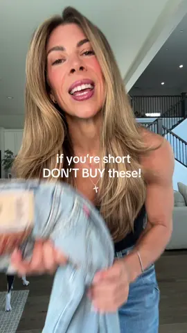 Listen up short girls, I’ve done the research and found the Levi’s that we need! Sadly, these ones that have been all over my for you page do not work for us short girls! I did find the perfect alternative, these ones are the most perfect slouchy fit for us short girls! 