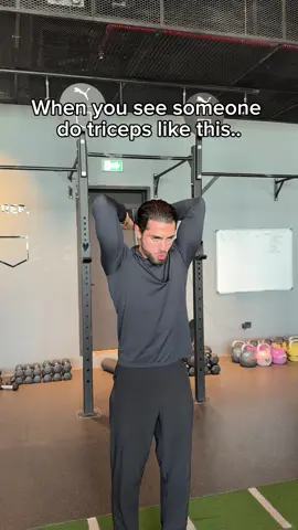When you see someone doing a standing overhead triceps extension… 👀 It’s NOT dangerous. No movement is inherently dangerous. The real question is: what’s more effective, and what’s less effective? (For building muscle!) Sitting on a bench while doing this exercise provides more stability ✅ compared to standing, which requires you to engage your core and lower back more than necessary ❌ (By the way, this won’t grow your muscles as effectively as the seated version, because the seated position creates less overall fatigue on your nervous system, allowing you to isolate the triceps more). ✅ Let your elbows move freely, as this allows for a more natural and comfortable movement for your shoulders and arms ✅, instead of keeping them fixed in place ❌ What do you think about this?