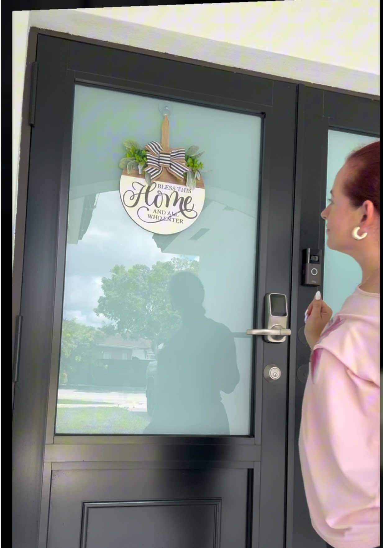 Un cambio para la entrada de mi casa con este letrero para decorar la puerta.  #letreros #puertas #decoracion #hogar #homedecor 