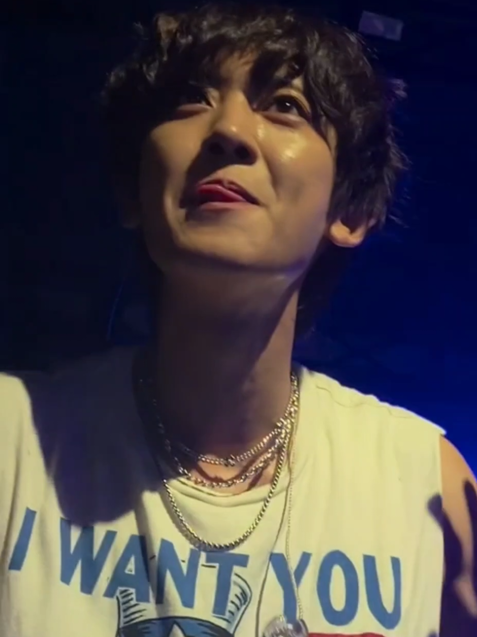 He's so locked in 🎸🎤🔒 Chanyeol we love u 😍 upside down the stage day2 #parkchanyeol #exo #fancam #kpop #fyp 