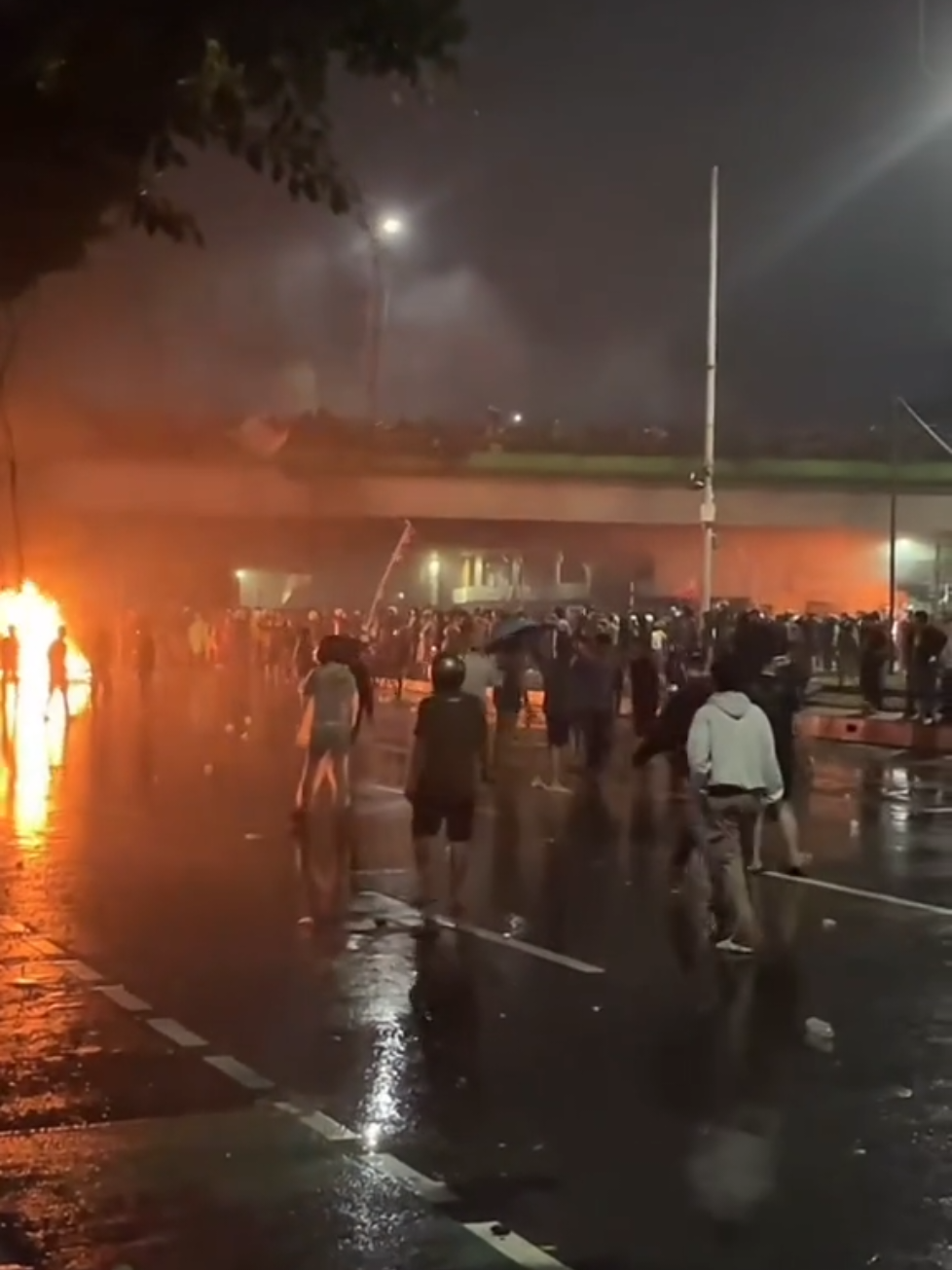 astaghfirullah kapan selesai ini sebentar lagi mau masuk waktu subuh orang orang pasti pada masuk kerja 😭😭 follow akun ini supaya kalian tidak ketinggalan live aksi demo di gedung DPR. aksi demo ini di hadiri oleh: Mahasiswa Buruh Ojol Anak anak STM atau pelajar aksi 28 Agustus 2025 bakalan lebih ramai lah di gedung DPR di bandingkan hari sebelum nya yaitu hari Senin 25 Agustus 2025 Ramaikan gedung DPR/MPR hari ini etap jaga keselamatan dalam melakukan aksi semangat harus fyp masuk beranda viral live dpr brimob #demo #gedungdpr #fypviral #fyppage #28agustus2025
