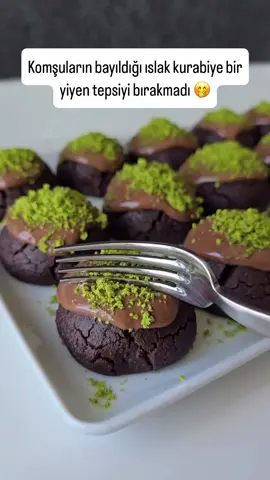 🍪 En Sevdiğim Kurabiye! 1 beğeni gelir mi? 💬 Sık sık yapıyorum çünkü… bu benim favorim! 😍 Eminim çoğumuzun da öyledir 🫶 Ben bu şekilde yapıyorum, sizin yorumlarınızı da bekliyorum 💌 @lezzeti_ask 📸👏🏻 🍫 Browni Kurabiye Tarifi 🧈 100 gr yumuşamış tereyağı 🛢️ 1 çay bardağı sıvı yağ 🍬 1 çay bardağı şeker 🥚 1 yumurta 🍫 3 yemek kaşığı kakao 🌾 2,5 su bardağı kadar un 🌼 1 paket vanilin ✨ 1 paket kabartma tozu 👉 Yumuşak, ele yapışmayan kıvamda bir hamur yoğur. 👉 Ceviz büyüklüğünde toplar yap, 170°C önceden ısıtılmış fırında pişir 🔥 🥄 Şerbeti için: 🥛 1,5 su bardağı süt 🍬 Yarım su bardağı şeker ☕ 2 yemek kaşığı granül kahve 🔹 Tüm malzemeleri tencerede sadece şeker eriyene kadar ısıt, sonra soğumaya bırak. 🔹 Kurabiyeler sıcak, şerbet soğuk olacak! 🔹 Fırından çıkan kurabiyeleri şerbete batır – 5-6 saniye yeterli. 🔹 Üzerine erimiş çikolata 🍫 ve fıstık 🌰 ekleyip servis et! ⸻ ✨ Tam brownie kıvamında, ıslak, yumuşacık! Bu tarif bir başka 🥰 #brownikurabiye 🍫 #kurabiyetarifi 🍪 #kahvelikutlama ☕ #pratiktarifler 📝  👩‍🍳  ☕  💕  🚨    😋  
