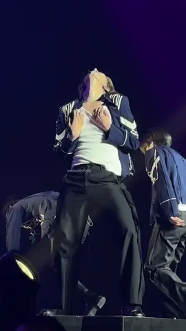 this angle makes him look so TALL like ik this man is six feet tall but HOLY FUCK #heeseung #enhypen #engene #walktheline #kpop 