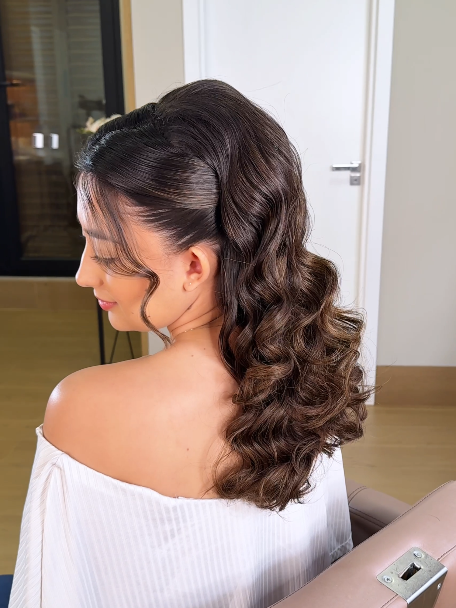 Penteado clássico com ondas.