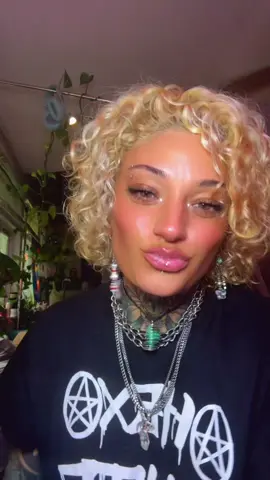GET READY W ME #GRWM #wlw #curlyhair #lesbiansoftiktok #tattoo   @LONZBACKUP @Lonz & Mere @
