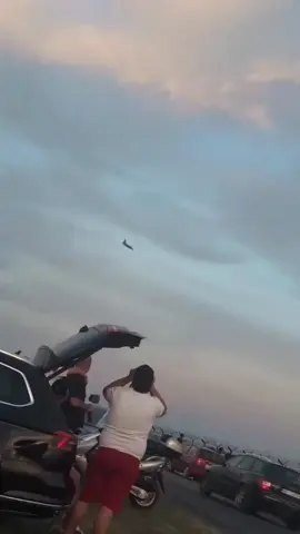 F-16 Pilotunun Hayatını Kaybettiği Anlar  Polonya'nın Radom kentinde hava gösterisi provası sırasında düşen F-16 savaş uçağının pilotu Binbaşı Maciej Krakowian (çağrı adı: SLAB)'ın  kazada yaşamını yitirdiği anlara ait yeni görüntüler ortaya çıktı.  #polandf-16 #f-16 #Polonyaf-16 #polanyauçakkazası #poland   Video:   📷infokoldo