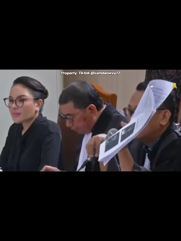 Jaksa keberatan mulu. Ape deg2an? Itu jelas Melvina pemilik Daviena menyebutkan produk bermasalahnya diproduksi oleh pabrik Heni Sagara. Say it out loud. PABRIK HENI SAGARA. Adee cape kali. Sidang Nikita Mirzani VS Reza Gladys di Pengadilan Negeri Jakarta Selatan hari ini, Kamis tanggal 28 Agustus 2025. #justicefornikitamirzani #nikitamirzani #rezagladys #overclaim #kriminalisasi