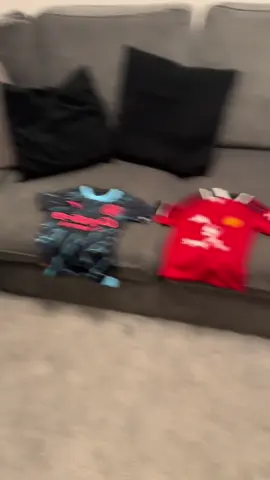 Cheers son, mum and her side of the family are crying 🥲🤣 #manchesterunited #manchestercity #footballshirt #yanited #fyp 