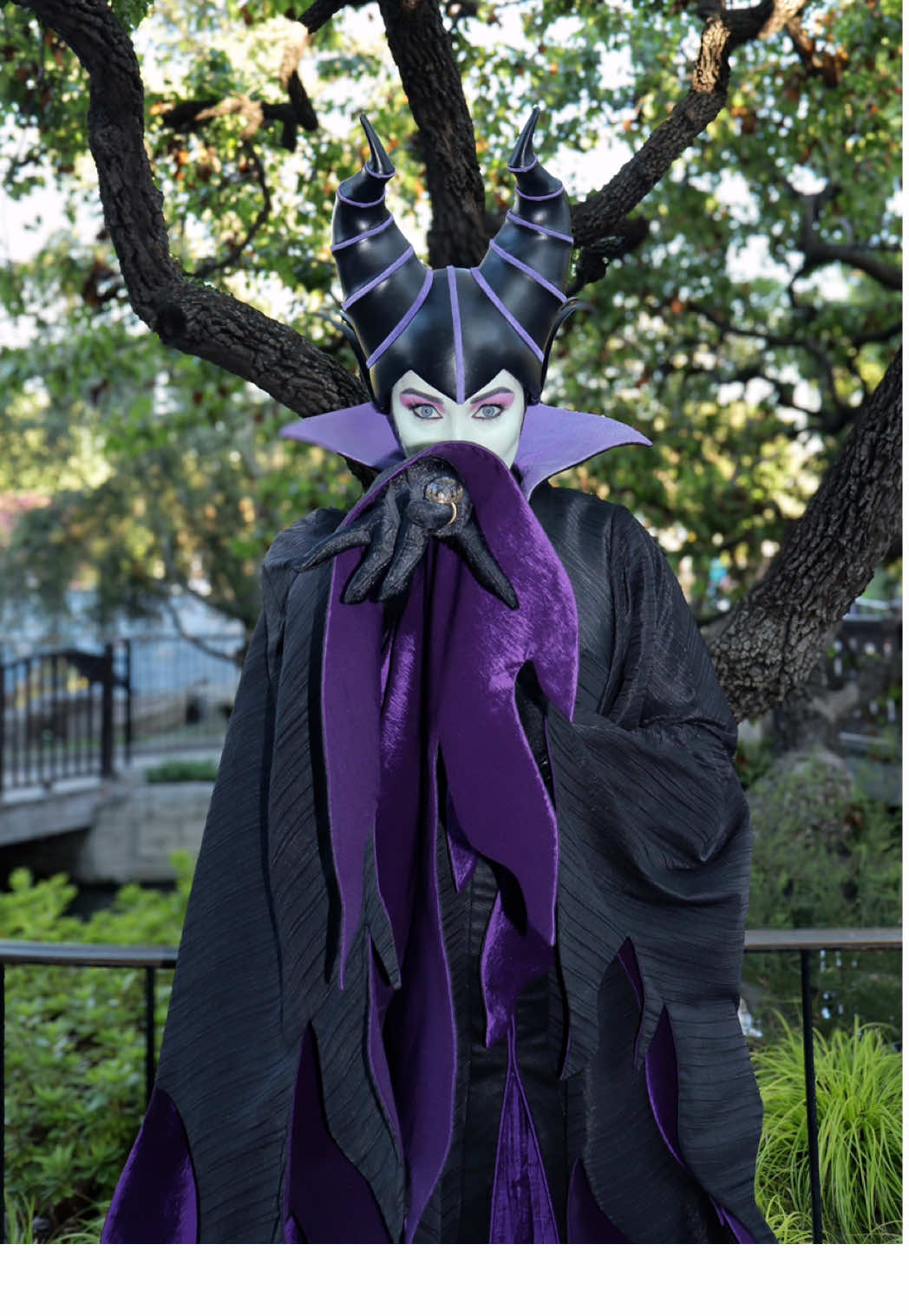 The Mistress of ALL evil received an invitation this season and hopes to see you soon🖤 #disney #disneyland #disneyvillains #maleficent #mistressofevil 