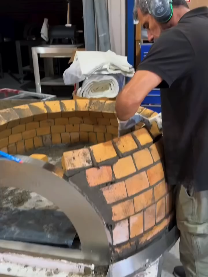 Ele fez um forno de pizza artesanal