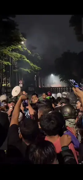 informasi yang diberikan, aparat yang melindas 2 ojol dengan 1 korban dinyatakan MD setidaknya terdapat 7 orang yang berada di dalam barakuda #grab #gojek #staysafe #jakartahariini #ojol 