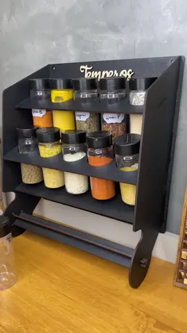 ✨ Porta Temperos Premium em MDF ✨ Com potes com tampa dosadora, etiquetas e canetas para identificar seus temperos e suporte para papel toalha. Organização, praticidade e elegância na sua cozinha!