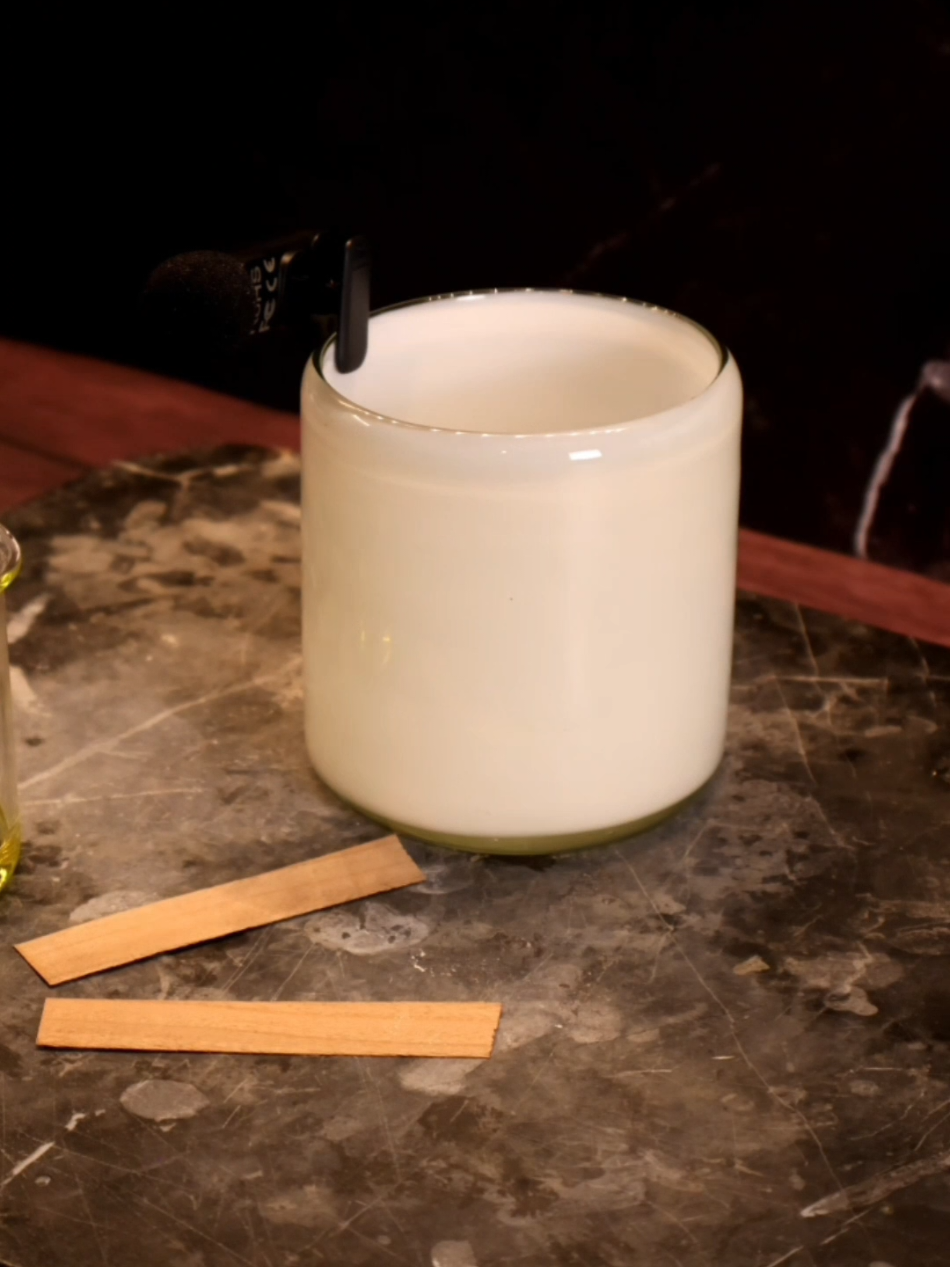 Doble pabilo de madera, vidrio soplado blanco de tonalá y cero atajos. Hoy dejamos el envase listo: centrado, pabilos pre-humectados con aceite de oliva y todo preparado para el vertido. El aroma lo revelo en el próximo video. ¿Tú qué prefieres: ¿cera o aceite de oliva? 👇 Guarda este clip para ver la parte 2. #velasaromaticas #velasartesanales #vidriosoplado #vidrioartesanal  #hechoenmexico #pabilodemadera #asmrvelas #candlemaking #handmadecandles #woodwick #blownglass #decoracionhogar #regalosartesanales #emprendimientocreativo