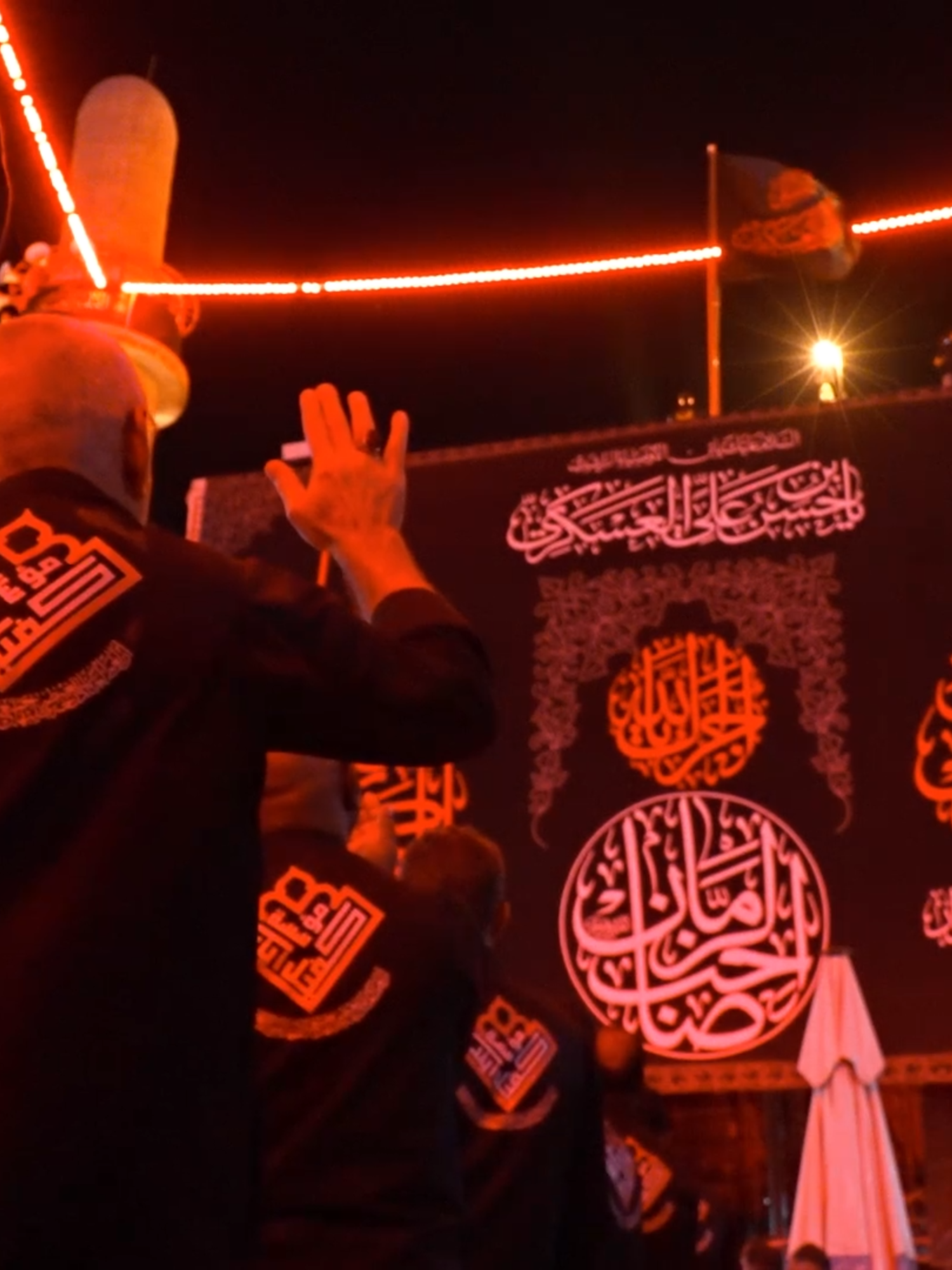 من صحن العسكريين (عليهما السلام) ترتفع راية الحزن والعزاء في ذكرى استشهاد الإمام الحسن العسكري عليه السلام، تخليدًا لذكرى الإمام الذي سطر بدمه أروع صفحات التضحية والفداء. #يافرج_الملهوفين #شهادة_الإمام_العسكري #٨_رييع_الاول_١٤٤٧هـ #العتبة_العسكرية_المقدسة