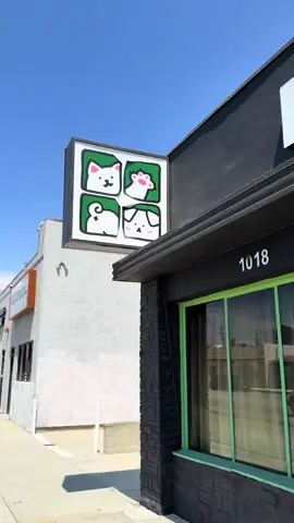 Finally got to visit the famous MOTA Pet during my trip to SoCal  last week 🙂‍↔️   #catfood #petlovers #feedmycats #catnutrition #catfoodhaul 